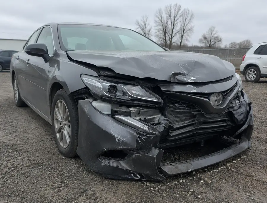 Voiture accidentée à l'avant, rachetée dans l'état