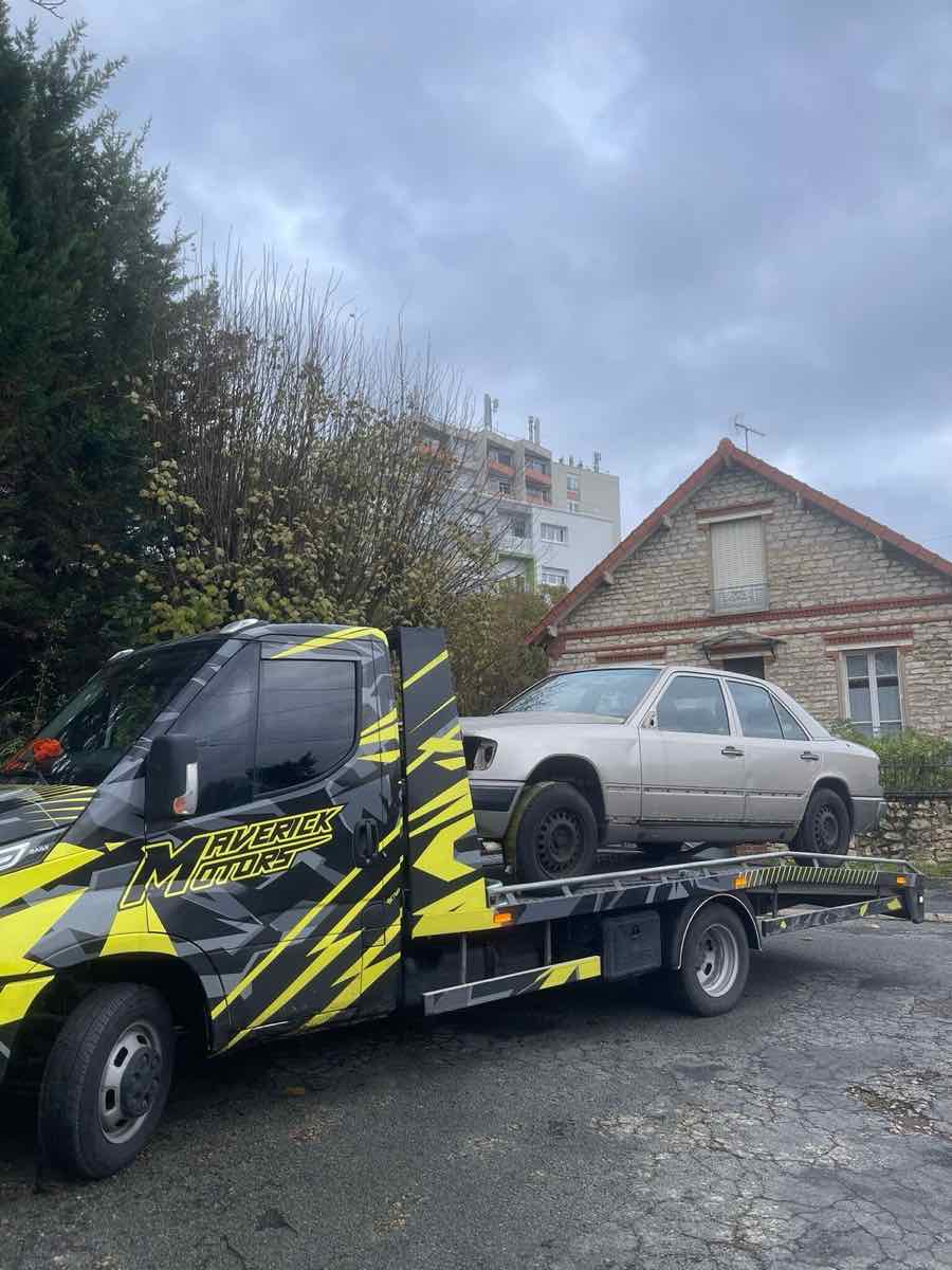 Enlèvement d'une ancienne voiture sur le plateau MAVERICK MOTORS