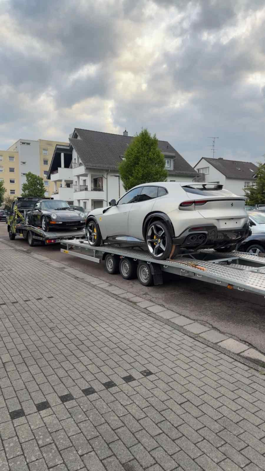 Transport d'une Ferrari Purosangue et d'une Porsche 911 classique