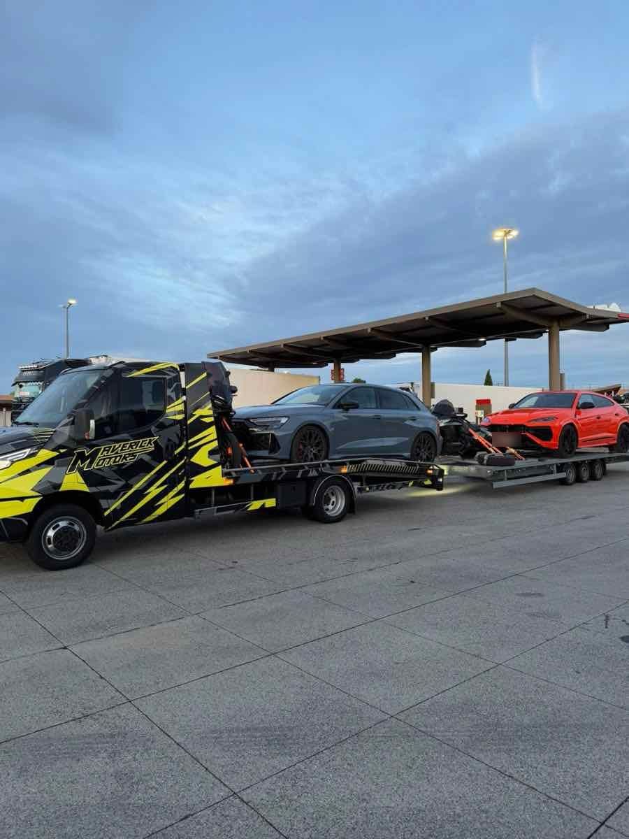 Porte-voitures MAVERICK MOTORS avec une Audi RS3 et une Lamborghini Urus orange
