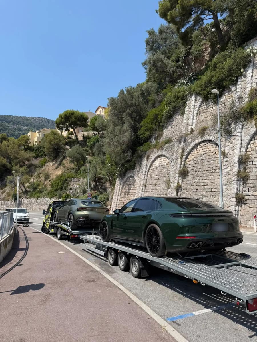 Transport d'une Porsche Panamera et d'une Ferrari Purosangue sur porte-voitures
