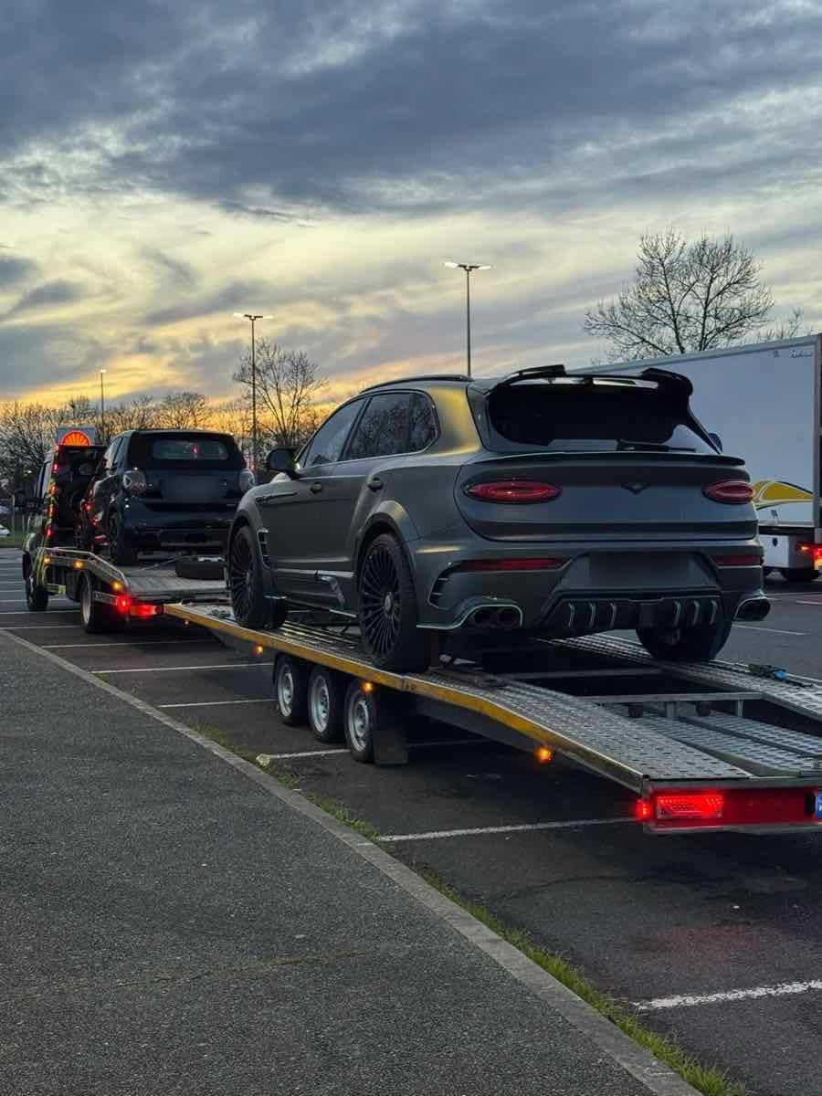 Bentley Bentayga sur la remorque au coucher du soleil